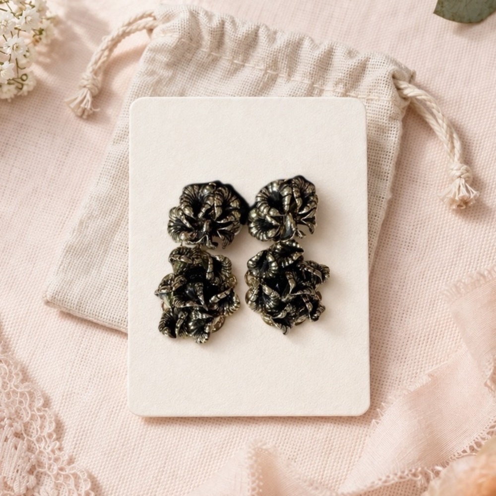 Vintage Clip-on Gold Tone Antiqued Elegant Gold Floral Earrings Great Condition